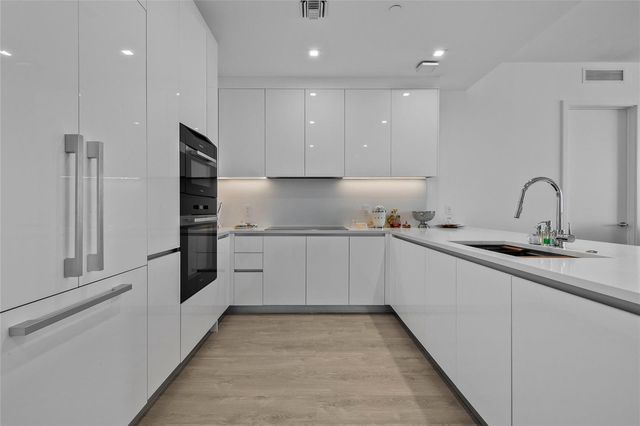 220 Lake Shore Drive 1417, Lake Park, FL 33403