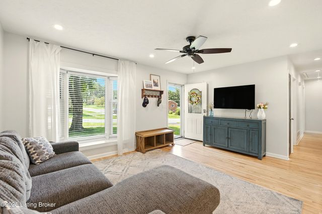 3807 Manner Dale Dr, Louisville, KY 40220