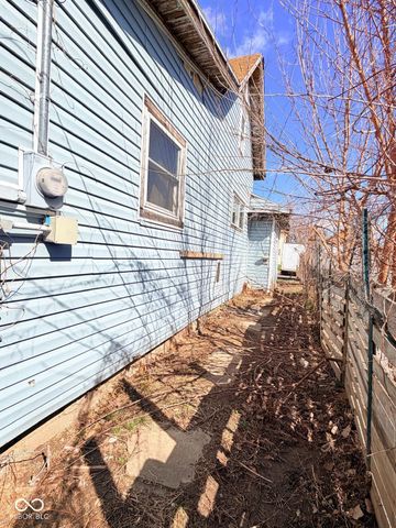 2221 E Lynn Street, Anderson, IN 46016