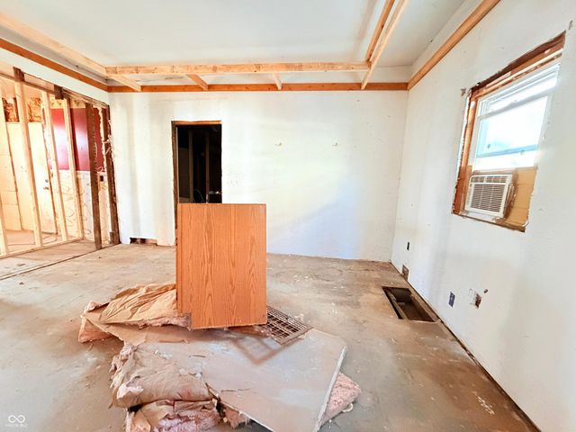 2221 E Lynn Street, Anderson, IN 46016