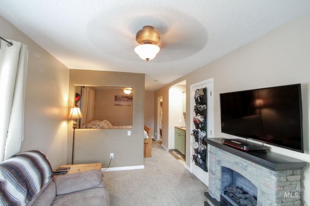 2055 W Sunny Slope Dr, Meridian, ID 83642