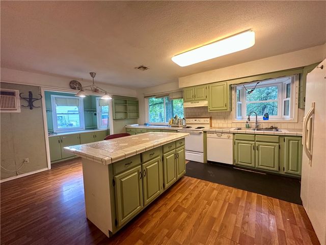 10841 W High Meadows Drive, Rogers, AR 72756