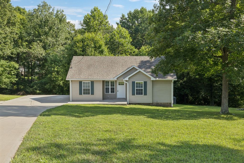 560 Grays Chapel Road, Cunningham, TN 37052