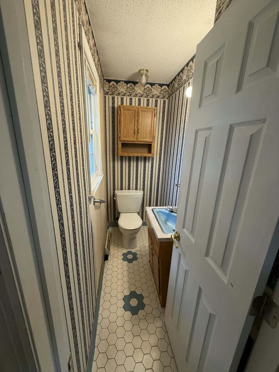 Image 6 of property listing at 3871 Karen Drive, North Charleston, SC 29405