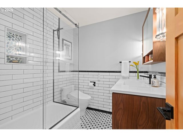 7452 Se 49TH Ave, Portland, OR 97206