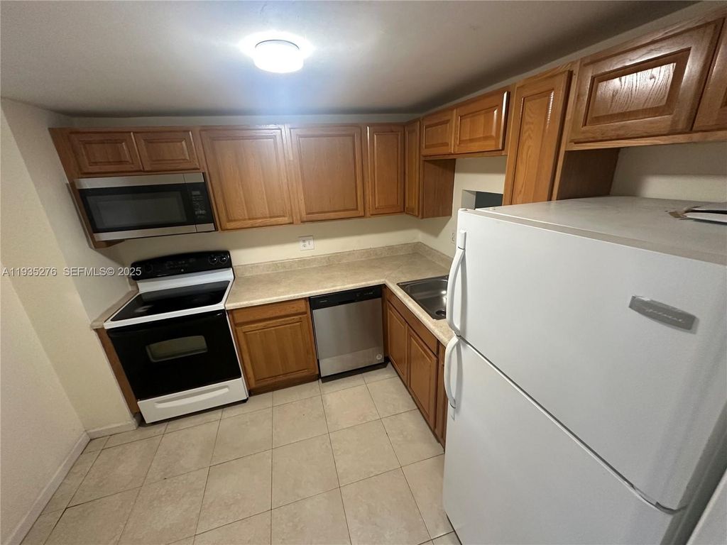 Image 11 of property listing at 1700 NW 58th Ter 2B, Sunrise, FL 33313