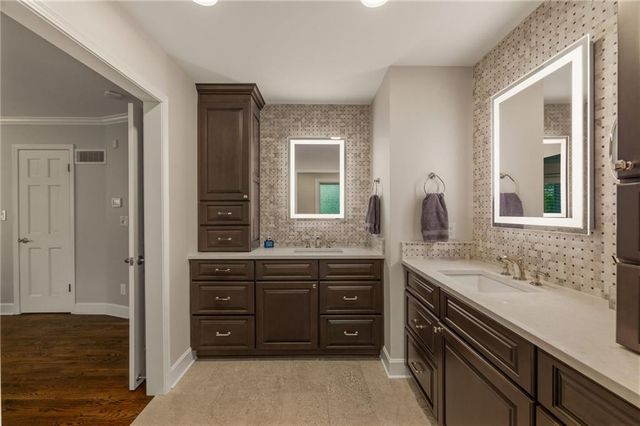 8409 Ensley Place, Leawood, KS 66206