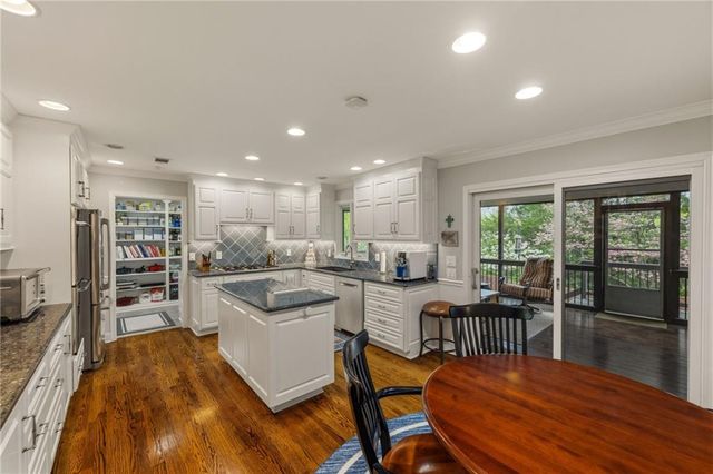 8409 Ensley Place, Leawood, KS 66206