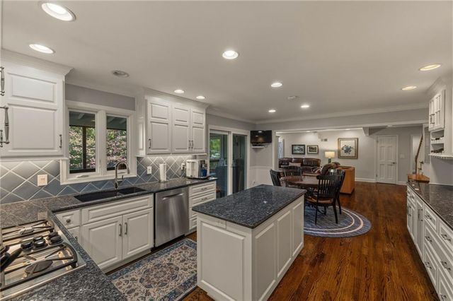 8409 Ensley Place, Leawood, KS 66206