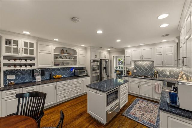 8409 Ensley Place, Leawood, KS 66206