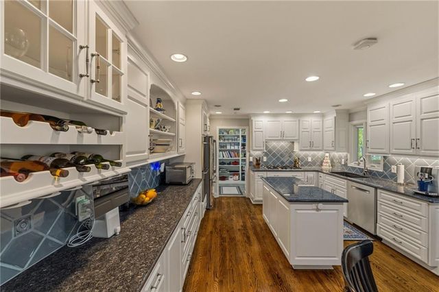 8409 Ensley Place, Leawood, KS 66206