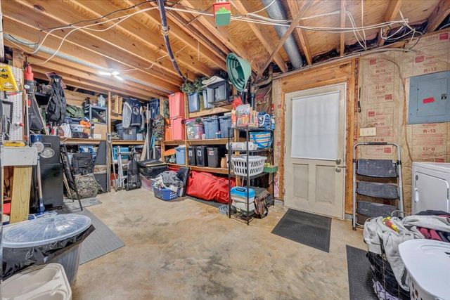 919 Halifax CIR, Vinton, VA 24179