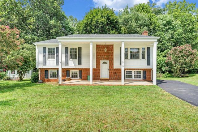 919 Halifax CIR, Vinton, VA 24179