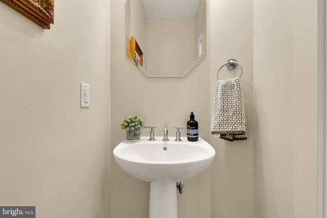 907 3RD PL SE, Washington, DC 20003