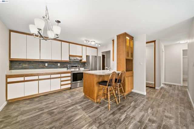 960 Shorepoint Court 116, Alameda, CA 94501