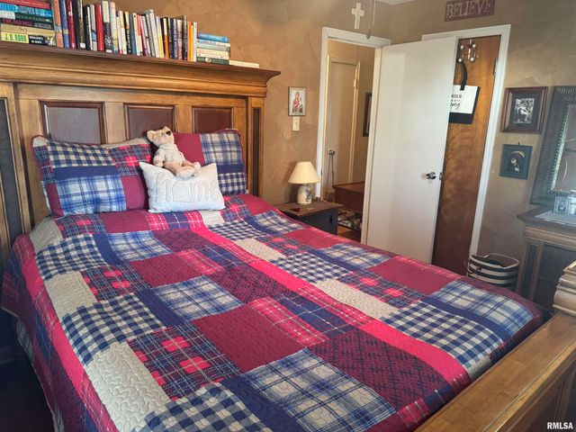 1803 W CHERRY Street, Marion, IL 62959