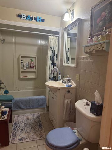 1803 W CHERRY Street, Marion, IL 62959