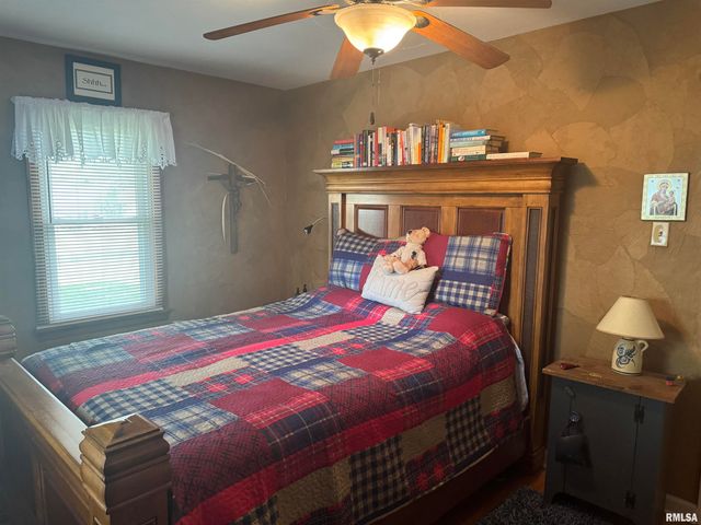 1803 W CHERRY Street, Marion, IL 62959