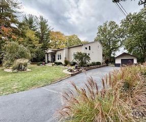 10430 Woodleigh Lane, Evendale, OH 45241