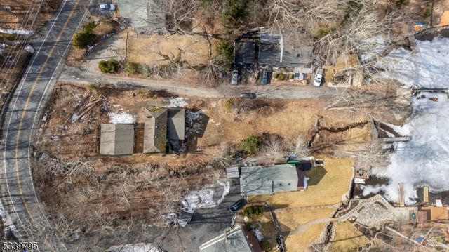 385 Maxim Dr, Hopatcong Boro, NJ 07843