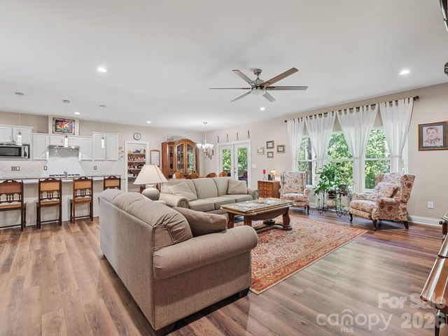 168 Willow Place Circle, Hendersonville, NC 28739