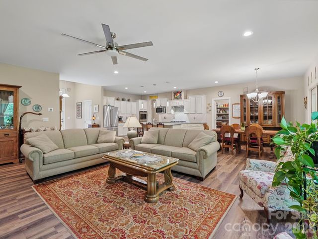168 Willow Place Circle, Hendersonville, NC 28739