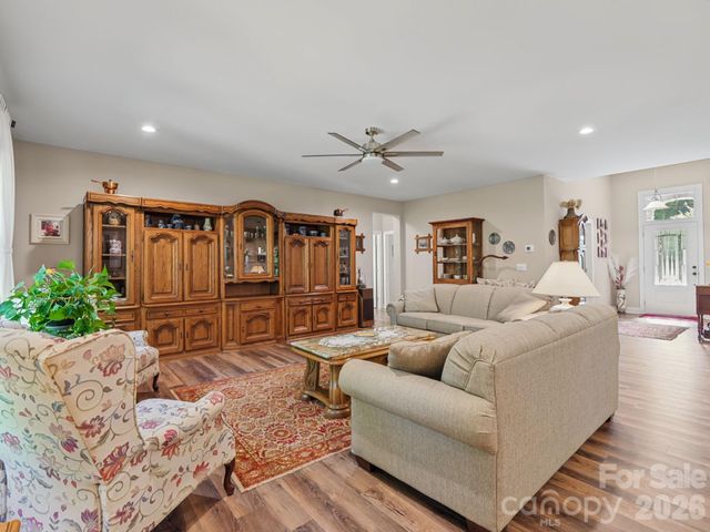 168 Willow Place Circle, Hendersonville, NC 28739