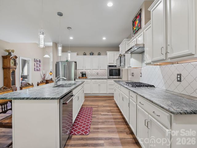 168 Willow Place Circle, Hendersonville, NC 28739