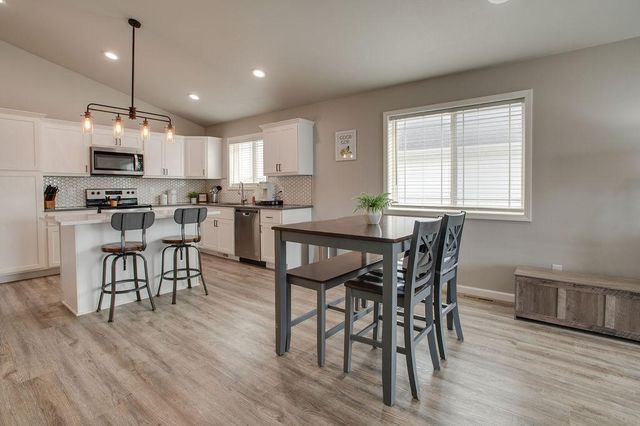 1207 Barnes Drive W, West Fargo, ND 58078