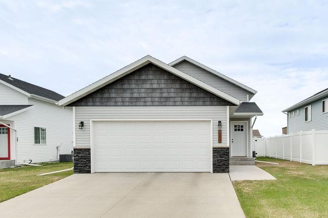 1207 Barnes Drive W, West Fargo, ND 58078