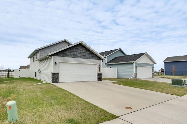 1207 Barnes Drive W, West Fargo, ND 58078