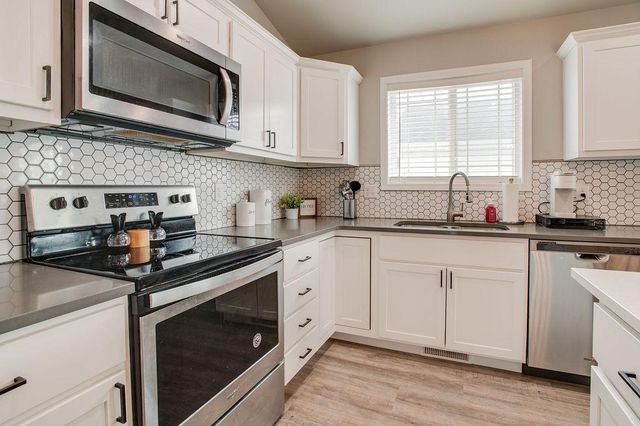 1207 Barnes Drive W, West Fargo, ND 58078
