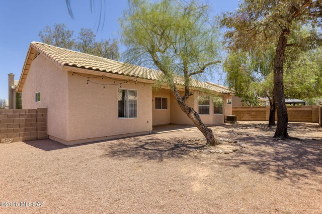 9025 N Clover Way, Tucson, AZ 85743
