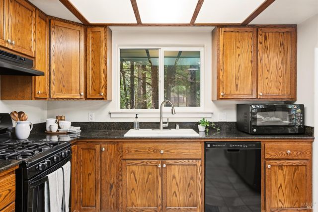 17600 Redwood Springs Dr, Fort Bragg, CA 95437