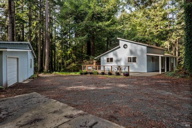 17600 Redwood Springs Dr, Fort Bragg, CA 95437