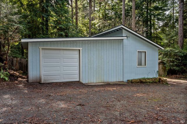 17600 Redwood Springs Dr, Fort Bragg, CA 95437