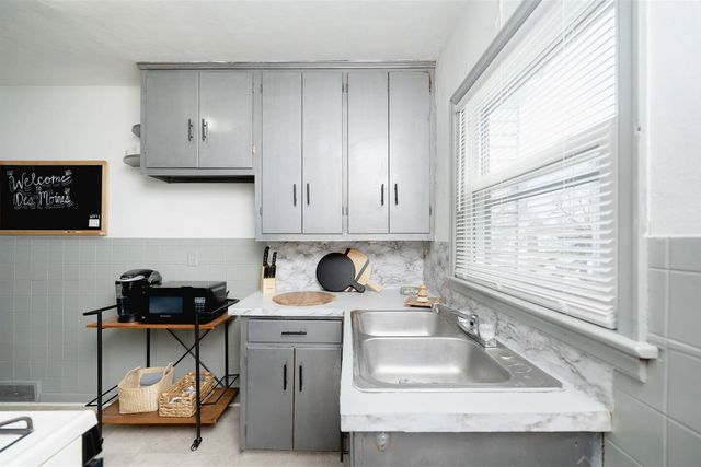 6306 Urbandale Avenue, Des Moines, IA 50322