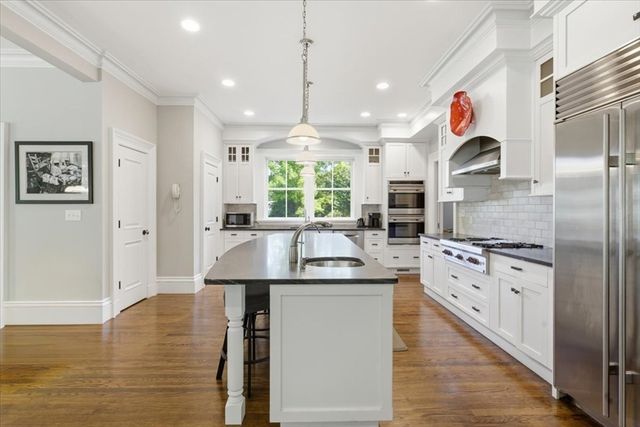 7 Locust Ave, Lexington, MA 02421