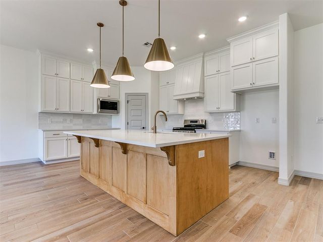 7712 Woods Edge Way, Yukon, OK 73099