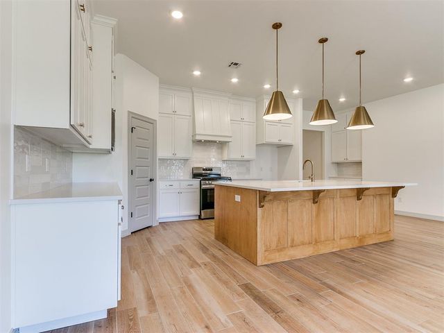 7712 Woods Edge Way, Yukon, OK 73099