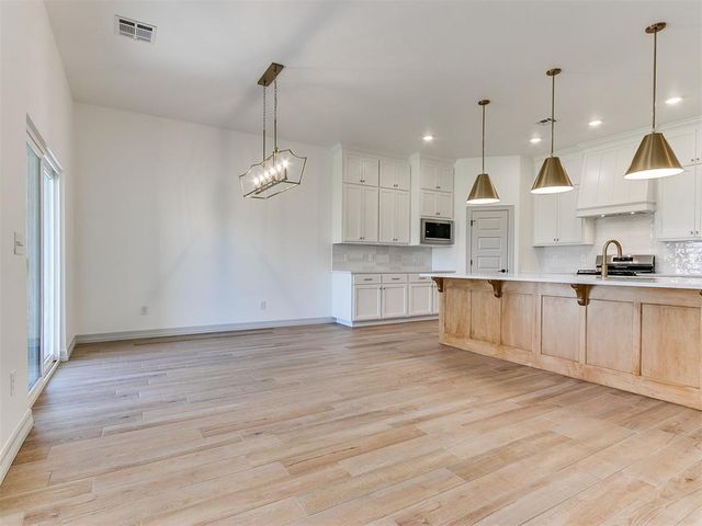 7712 Woods Edge Way, Yukon, OK 73099