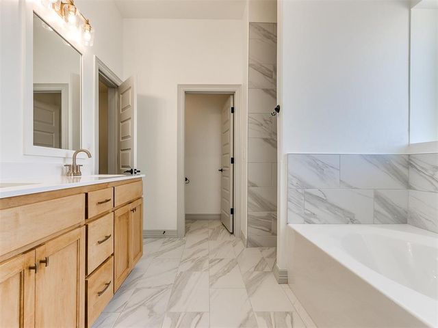 7712 Woods Edge Way, Yukon, OK 73099