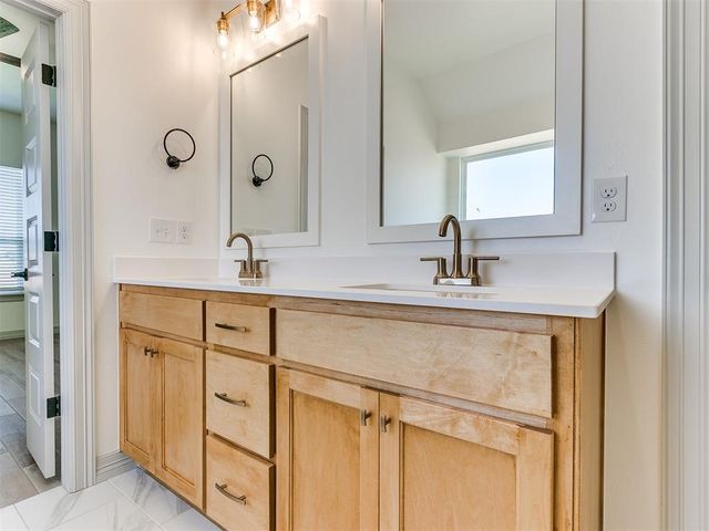 7712 Woods Edge Way, Yukon, OK 73099