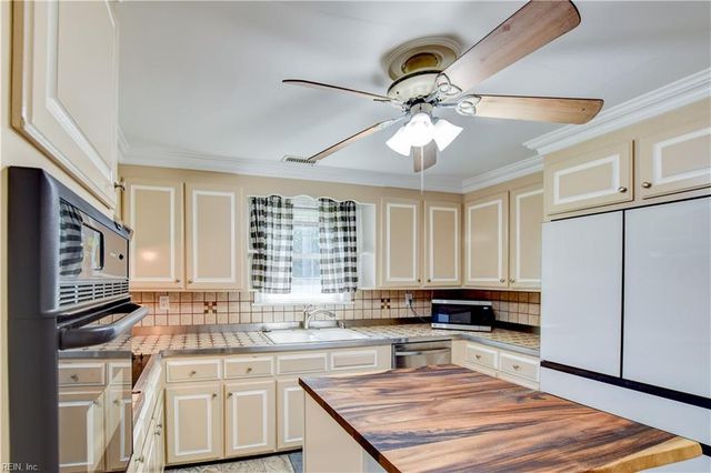 1506 Hawthorne DR, Chesapeake, VA 23325