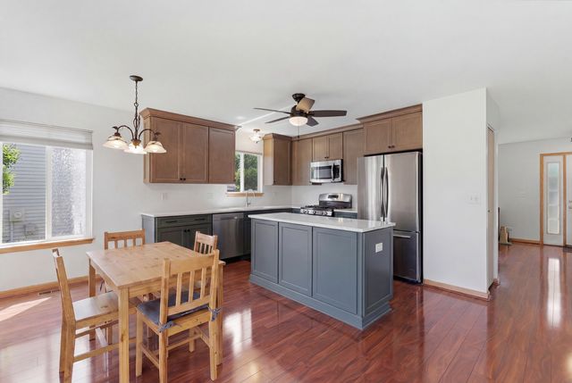 425 Hobart Drive, South Elgin, IL 60177