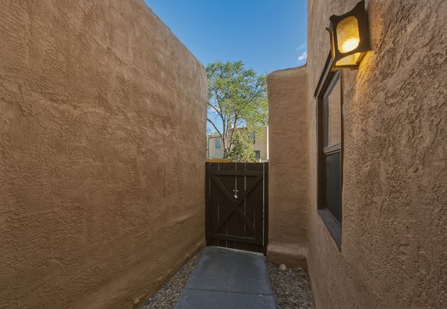 3160 Plaza Blanca, Santa Fe, NM 87507