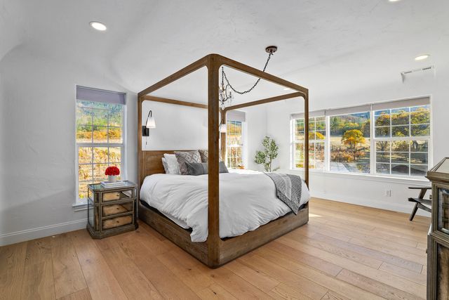 7499 Highway 238, Jacksonville, OR 97530