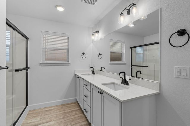 1062 NW Walnut Avenue, Redmond, OR 97756