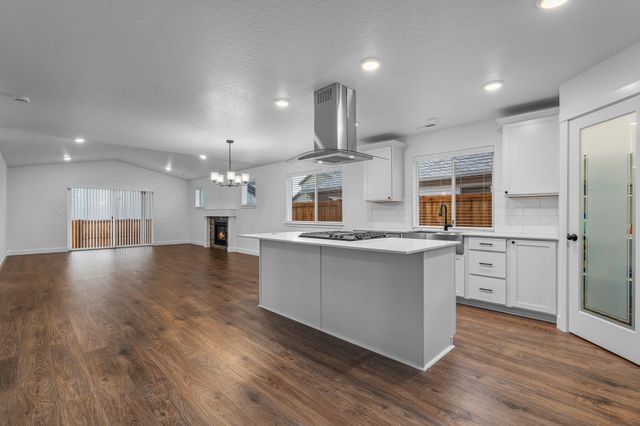 1062 NW Walnut Avenue, Redmond, OR 97756