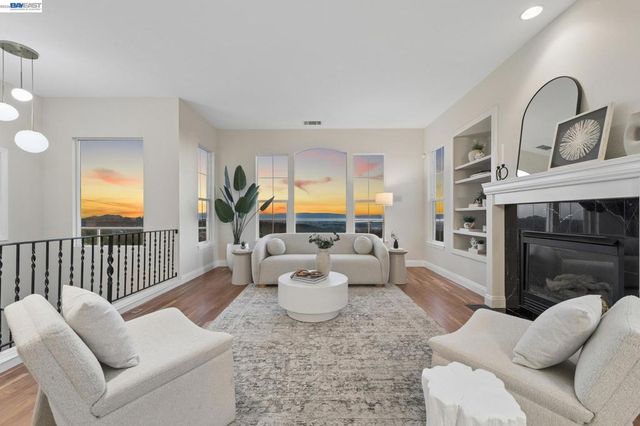 8255 Skyline Cir, Oakland, CA 94605